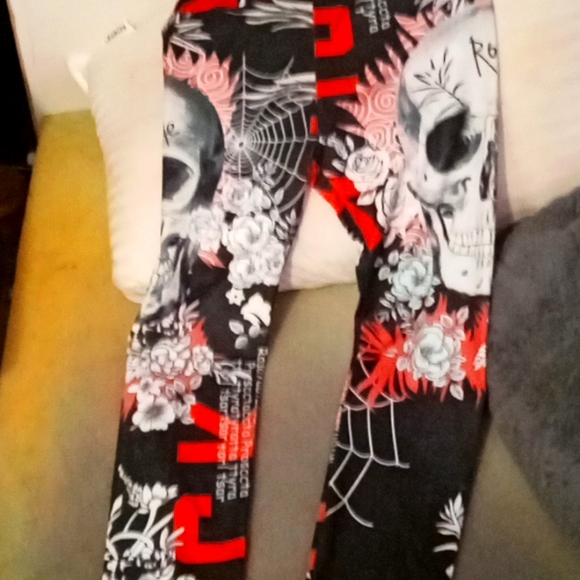 Women’s graphic legging size 2x.. please note they are made in China..med/lg USA - Picture 2 of 2